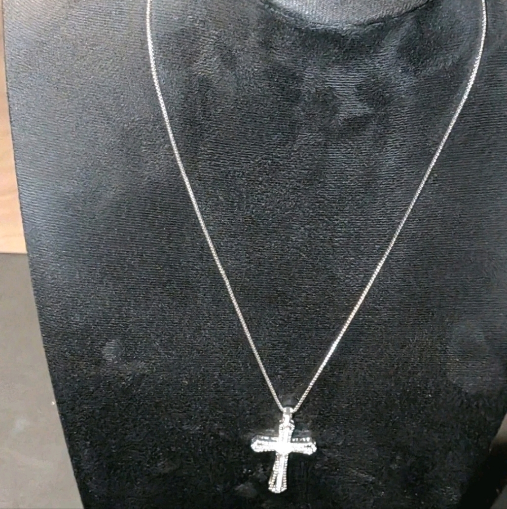 14K White Gold Plated In 1.20Ct Simulated Diamond Cross Pendant Necklace 45cm - Picture 4 of 15